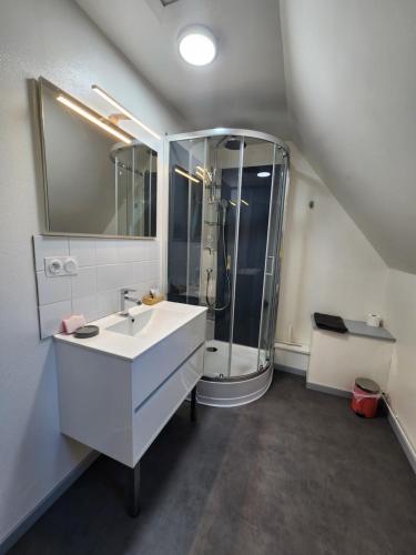 La salle de bains est pourvue d'une douche et d'un lavabo blanc. dans l'établissement La villa Le Petit Bois, près Rocamadour, Padirac, à Lavergne