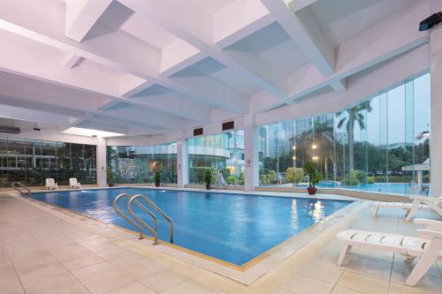 Bazén v ubytování Ramada by Wyndham Pearl Guangzhou-Canton Fair Free Shuttle Bus nebo v jeho okolí