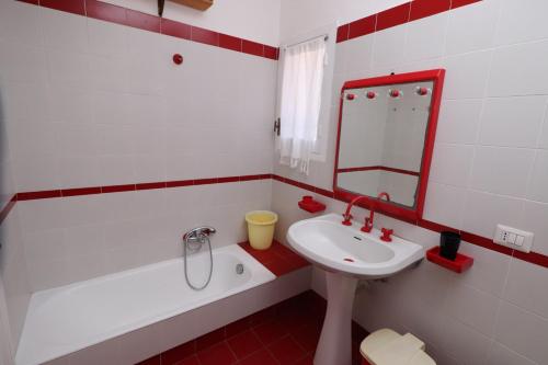 a bathroom with a sink and a bath tub and a sink at Brorent Casa Maria in Platamona