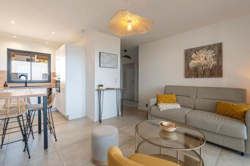 un salon avec un canapé et une table dans l'établissement A Sereina - appt climatisé proche de la plage, à Grosseto-Prugna