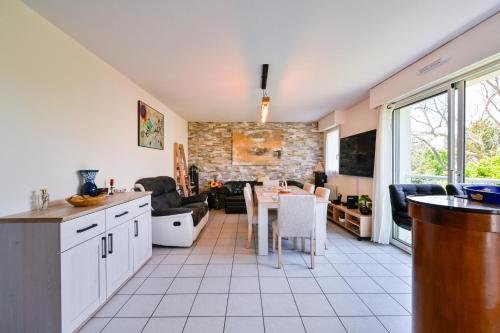 une cuisine et un salon avec une table et des chaises dans l'établissement L'Appart du Marché - A quelques min de la plage, à Pornichet