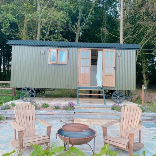 Imagen de la galería de Woodland Cotswold Shepherds Hut, en Bruern