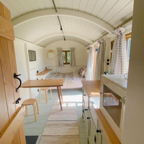 Imagen de la galería de Woodland Cotswold Shepherds Hut, en Bruern