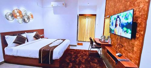 Roundana Residency SIPCOT OMR Chennai - Unit of Prohotelにあるテレビまたはエンターテインメントセンター