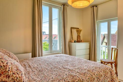 une chambre avec un lit et une fenêtre dans l'établissement Adorable maison de 75m2 avec grande terrasse et barbecue - 3 chambres, à Touques