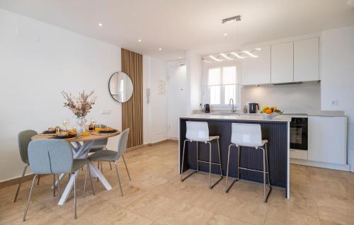 Kuchyňa alebo kuchynka v ubytovaní 2 Bedroom Stunning Apartment In Manilva
