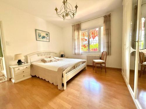 une chambre avec un lit, une chaise et une fenêtre dans l'établissement Maison 3 pieces, à Villeneuve-Loubet