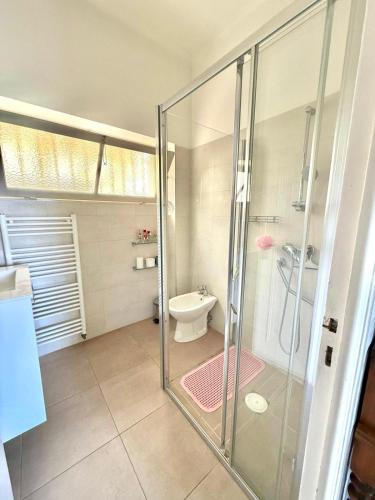 une salle de bain avec douche et toilettes dans l'établissement Maison 3 pieces, à Villeneuve-Loubet