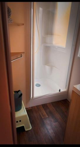 un réfrigérateur vide avec une douche dans une pièce dans l'établissement bungalow le TXOKO, à Lit-et-Mixe