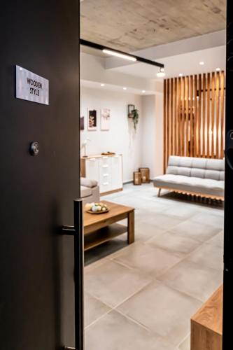 Wooden Style Apartment Piraeus Ferry Access Stay
