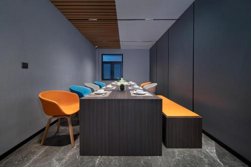 a conference room with a long table and chairs at Jinglai Hotel Light Luxury - Daning International Shanghai Business School Branch in Shanghai