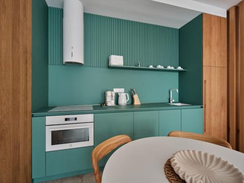Кухня или мини-кухня в YQ Apartments - Lebenski - Brand new
