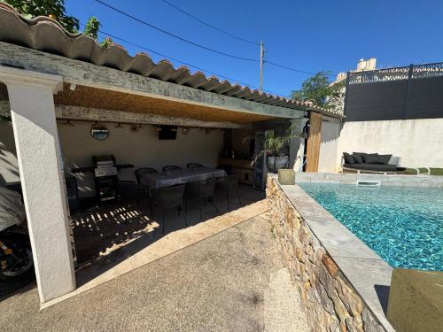 une cour arrière avec une piscine et une maison dans l'établissement Havre de Paix avec Villa Prestige Cannes Luxe, Piscine Chauffée, Alarme, Caméras Parking privée, au Cannet