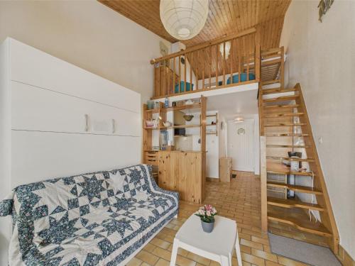 un salon avec un canapé et un escalier dans l'établissement 50m de la plage - Appartement pour 5 - Terrasse, à Longeville-sur-Mer