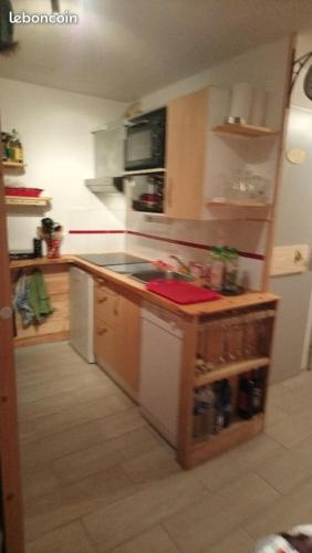 une cuisine avec une cuisinière et un comptoir dans l'établissement Cocooning, aux Rousses