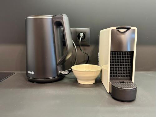 een koffiezetapparaat naast een mixer bij Eleve Residences - Stone Studios in Sofia