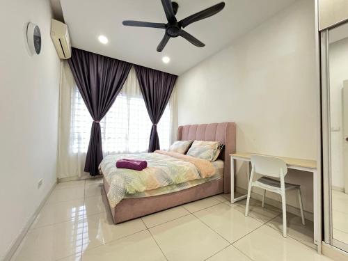 una camera con letto, scrivania e ventilatore a soffitto di Amanda Suite, Southville City, Savanna a Kampung Dengkil