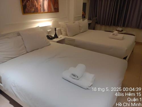 Postel nebo postele na pokoji v ubytování Emerald Saigon Hotel