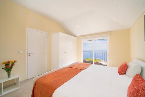 Voodi või voodid majutusasutuse OurMadeira - SeaView Apartment, countryside toas