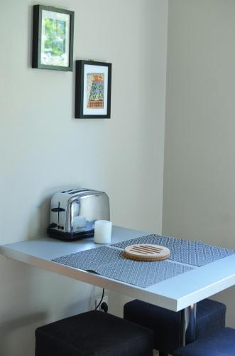 d'une table avec un grille-pain. dans l'établissement Rivoli Center Terrasse Clim Parking, à Nice