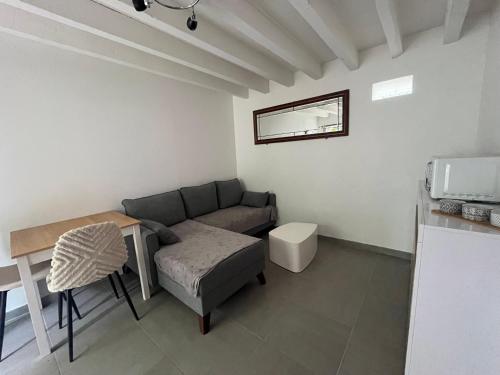 un salon avec un canapé et une table dans l'établissement Détente aux beaumonts, à Chouzy-sur-Cisse