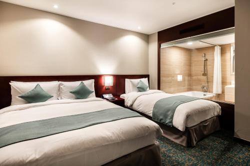 Postel nebo postele na pokoji v ubytování Sunshine Hotel