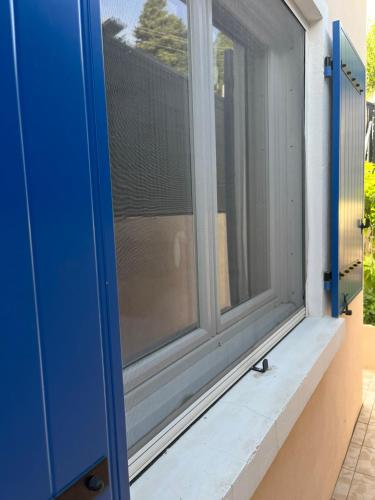 a window on the side of a house at Villa au calme à Grasse avec piscine et spa privée in Grasse