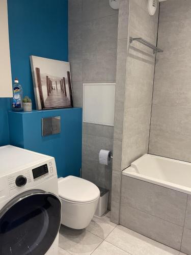 une salle de bain avec toilettes, lavabo et douche dans l'établissement Cannes Beach Residence vue mer et pisicne, à Cannes