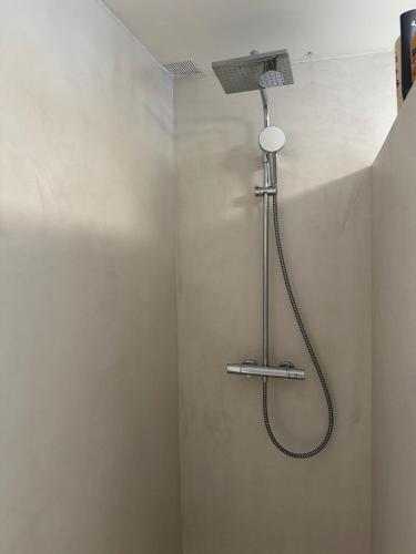 une douche dans une salle de bain avec une pomme de douche dans l'établissement No2 at Valbonne, à Valbonne