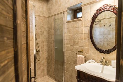 A bathroom at Luxus Wellness Apartman