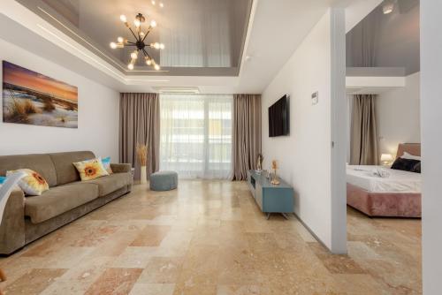 a living room with a couch and a bed at Astria Palermo - Complex Novum in Olimp