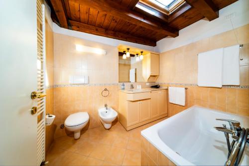 un bagno con vasca, WC e lavandino di Charming Bellagio a Bellagio