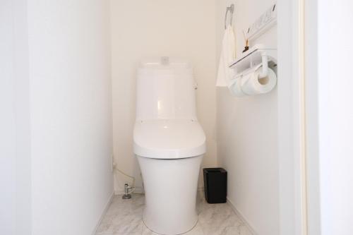 a bathroom with a white toilet in a room at 鎌倉 江ノ島 新築貸切一戸建て全館浄水システム完備 海近く 江ノ島が見える 露天テラス 無料駐車2台付 in Kamakura