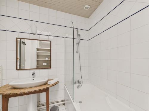 une salle de bain avec un lavabo et une douche dans l'établissement 800 m de la plage - Maison pour 6 au Bois-Plage, au Bois-Plage-en-Ré