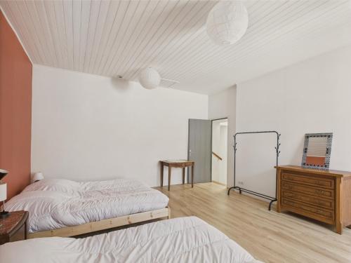 - une chambre avec 2 lits et une commode en bois dans l'établissement 800 m de la plage - Maison pour 6 au Bois-Plage, au Bois-Plage-en-Ré