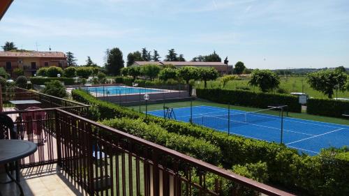 un campo da tennis con due campi da tennis di Casa Viola Lazise lago e relax! a Lazise