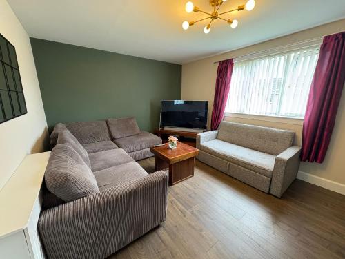 Μια τηλεόραση ή/και κέντρο ψυχαγωγίας στο Apartment in Inverness