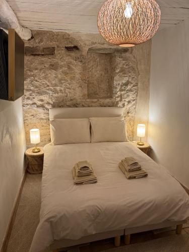 une chambre avec un lit avec deux serviettes dessus dans l'établissement No2 at Valbonne, à Valbonne