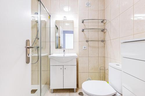 a bathroom with a toilet and a sink and a shower at Casa Verde in Armação de Pêra