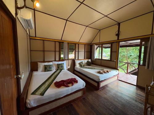 Postel nebo postele na pokoji v ubytování Phi Phi Ingphu Viewpoint Hotel