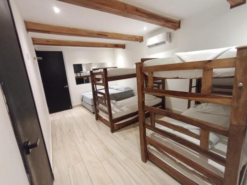 Una habitación con tres literas y un pasillo. en casa belen acosta, en Gaira