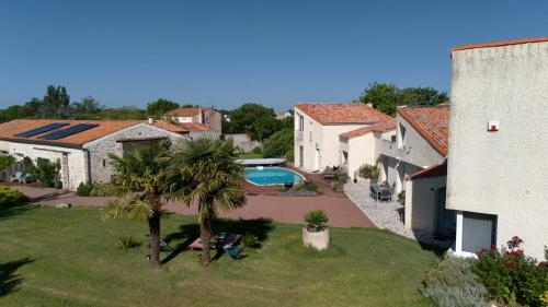 une vue aérienne d'une maison avec piscine dans l'établissement La Charentine, à Échillais