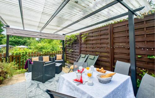 eine Terrasse mit einem Tisch, Stühlen und einer Pergola in der Unterkunft Nice Home In Sarlat-La-Canéda in Sarlat-la-Canéda