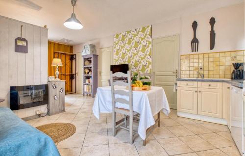 eine Küche mit einem Tisch in der Mitte eines Zimmers in der Unterkunft Nice Home In Sarlat-La-Canéda in Sarlat-la-Canéda