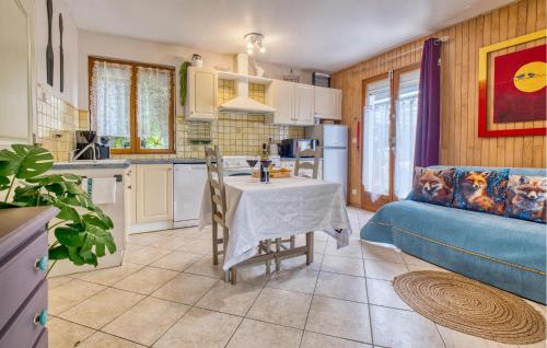 une cuisine et un salon avec une table et un canapé dans l'établissement Nice Home In Sarlat-La-Canéda, à Sarlat-la-Canéda