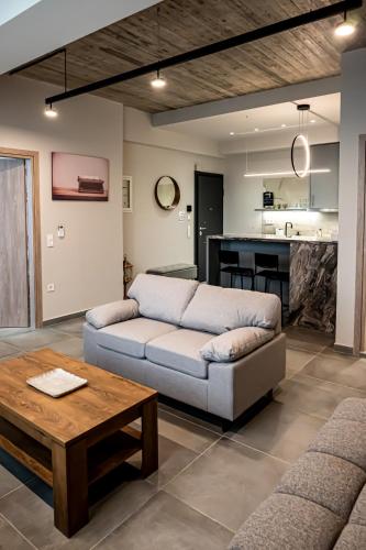 Vintage Road Apartment near Piraeus Ferry Port Area