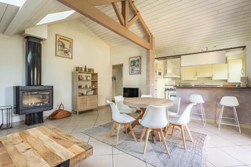 - un salon avec une table, des chaises et une cuisinière dans l'établissement Ma villa chez Archie, pour des vacances bucoliques, à Pyla-sur-Mer