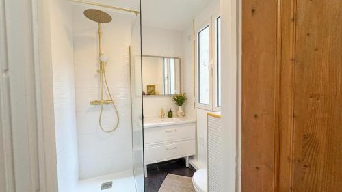 une salle de bain avec une douche avec des toilettes et un lavabo dans l'établissement Escapade parisienne stylée, à Paris