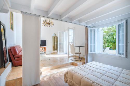 une chambre avec un lit et un salon dans l'établissement Maison Centre Cannes Avec Terrasse, à Cannes
