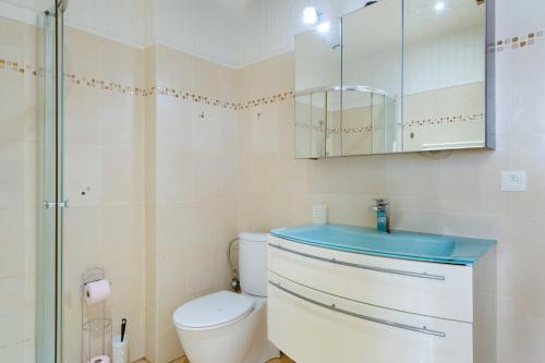 une salle de bain avec toilettes, lavabo et miroir dans l'établissement Maison Centre Cannes Avec Terrasse, à Cannes